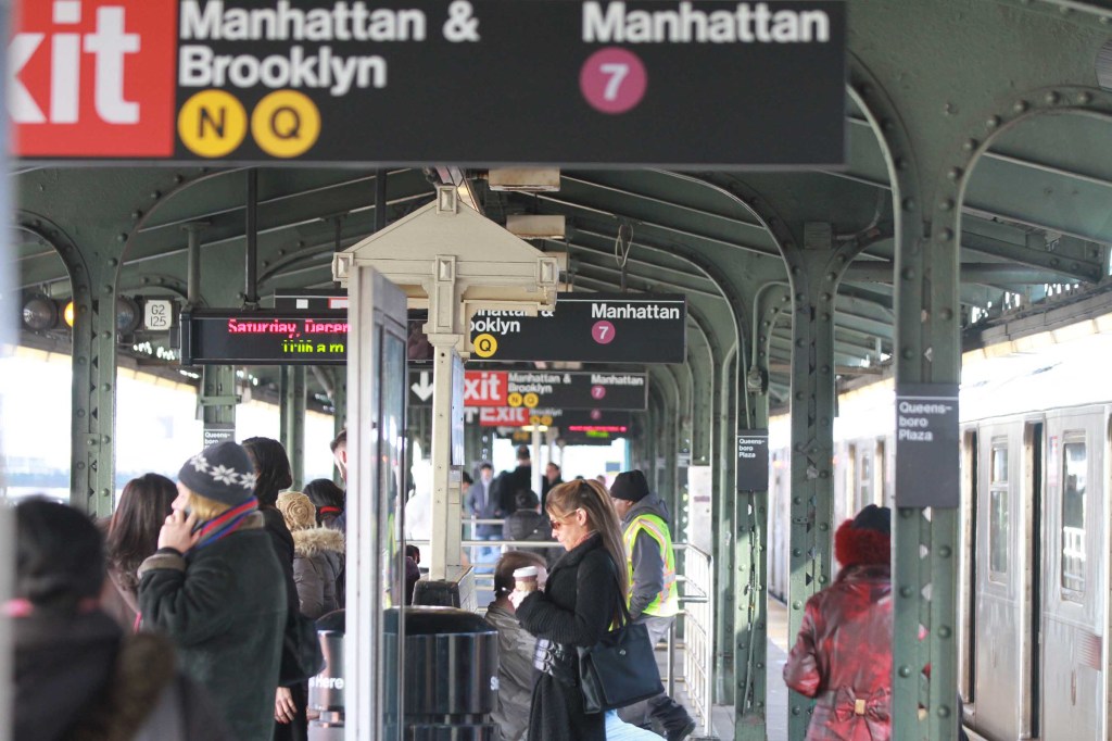 Usuarios del tren 7 entre Manhattan y Queens. Foto Credito: Mariela Lombard / El Diario.