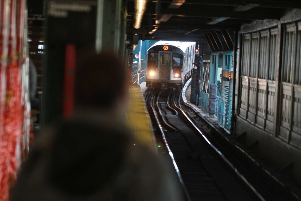 Usuarios del tren 7 entre Manhattan y Queens. Foto Credito: Mariela Lombard / El Diario.