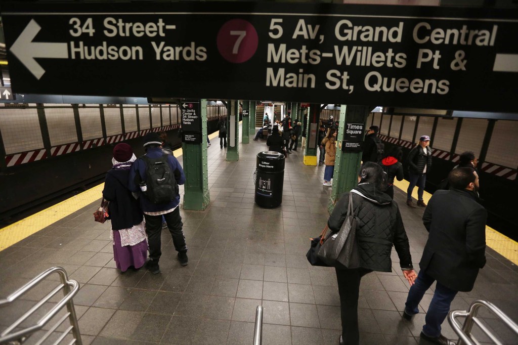 Usuarios del tren 7 entre Manhattan y Queens. Foto Credito: Mariela Lombard / El Diario.