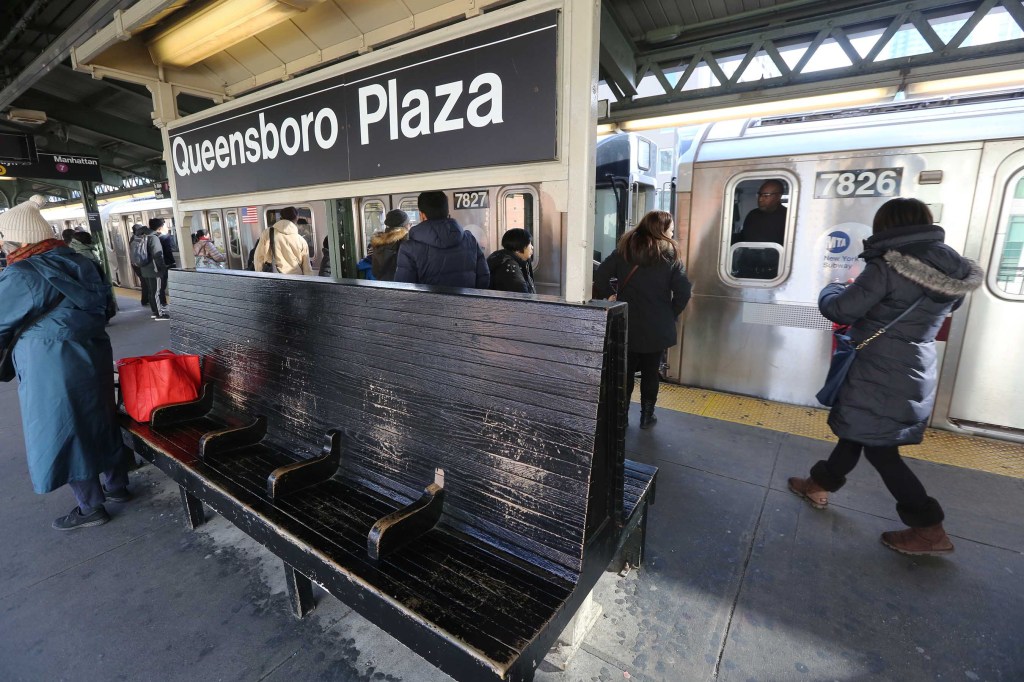Usuarios del tren 7 entre Manhattan y Queens. Foto Credito: Mariela Lombard / El Diario.