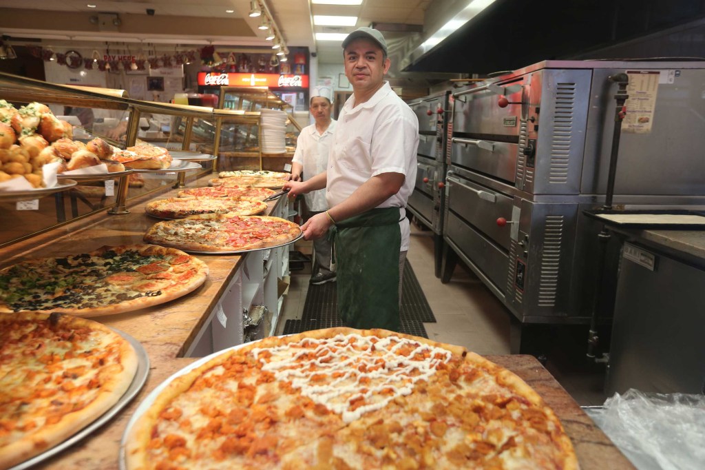 Pizzero Jose Gutierrez en AmoreS Pizza shop. Trabjadores de Comidas rapidas recibiran un aumento del salario minimo en Nueva York. Foto Credito: Mariela Lombard / El Diario.