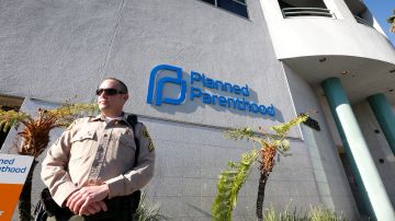 Un agente del Sheriff estaba apostado frente a la nueva clínica de Planned Parenthood en West Los Angeles y adentro había más agentes. /AURELIA VENTURA