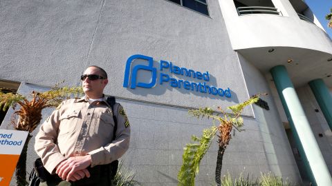 Un agente del Sheriff estaba apostado frente a la nueva clínica de Planned Parenthood en West Los Angeles y adentro había más agentes. /AURELIA VENTURA