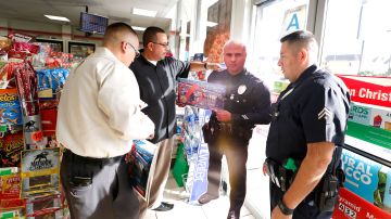 Posters en tamaño real de policías serán colocados en tiendas de Mission Hills en un esfuerzo por reducir el robo de cervezas. / AURELIA VENTURA