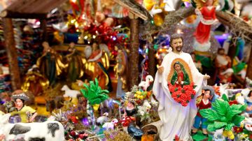 Los católicos se apresuran a comprar en preparación para los festejos del Día de la Virgen de Guadalupe.