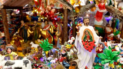 Los católicos se apresuran a comprar en preparación para los festejos del Día de la Virgen de Guadalupe.