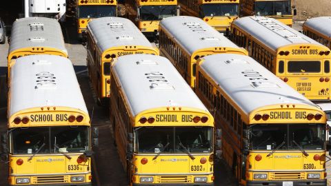 Autobuses vacíos de LAUSD tras el cierre de todas las escuelas.