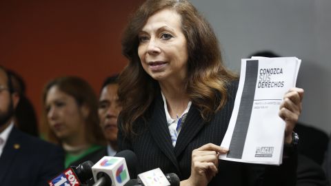 La abogada Meredith Brown  se unió recientemente a una coalición de organizaciones que denunciaron las redadas. /Aurelia Ventura