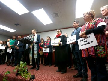 Una coalición de activistas y defensores de los derechos de los inmigrantes denuncia las posibles redadas anunciadas contra inmigrantes indocumentados. /Aurelia Ventura