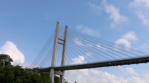 La imponente obra sobre el río Oyapoque fue terminada en 2011, pero el puente aún aguarda su inauguración.
