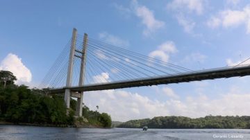 La imponente obra sobre el río Oyapoque fue terminada en 2011, pero el puente aún aguarda su inauguración.