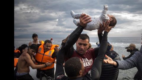 En 2015 un número sin precedentes de migrantes llegó a Europa. Según la Organización Internacional para las Migraciones, la cifra superó el millón. La mayoría llegó desde Siria, donde cuatro años de guerra civil han dejado hasta el momento más de 200.000 muertos.