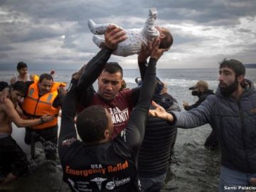 En 2015 un número sin precedentes de migrantes llegó a Europa. Según la Organización Internacional para las Migraciones, la cifra superó el millón. La mayoría llegó desde Siria, donde cuatro años de guerra civil han dejado hasta el momento más de 200.000 muertos.