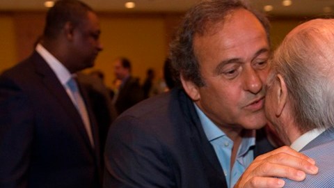 El 'beso del poder' entre Blatter y Platini.
