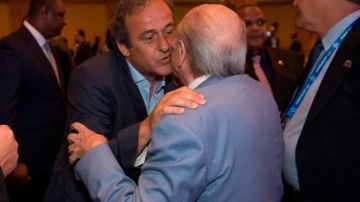 El 'beso del poder' entre Blatter y Platini.