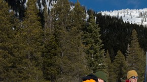 En las montañas Sierra Nevada es donde se realizan las encuestas de nivel de nieve en California.