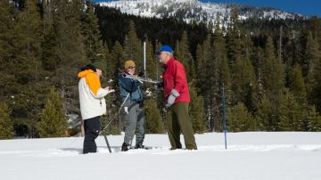 En las montañas Sierra Nevada es donde se realizan las encuestas de nivel de nieve en California.
