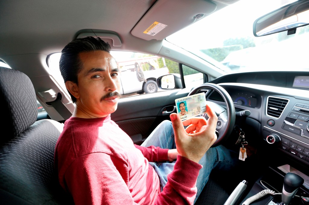 Francisco Michel-Covarrubias muestra orgulloso su licencia de conducir. /Aurelia Ventura