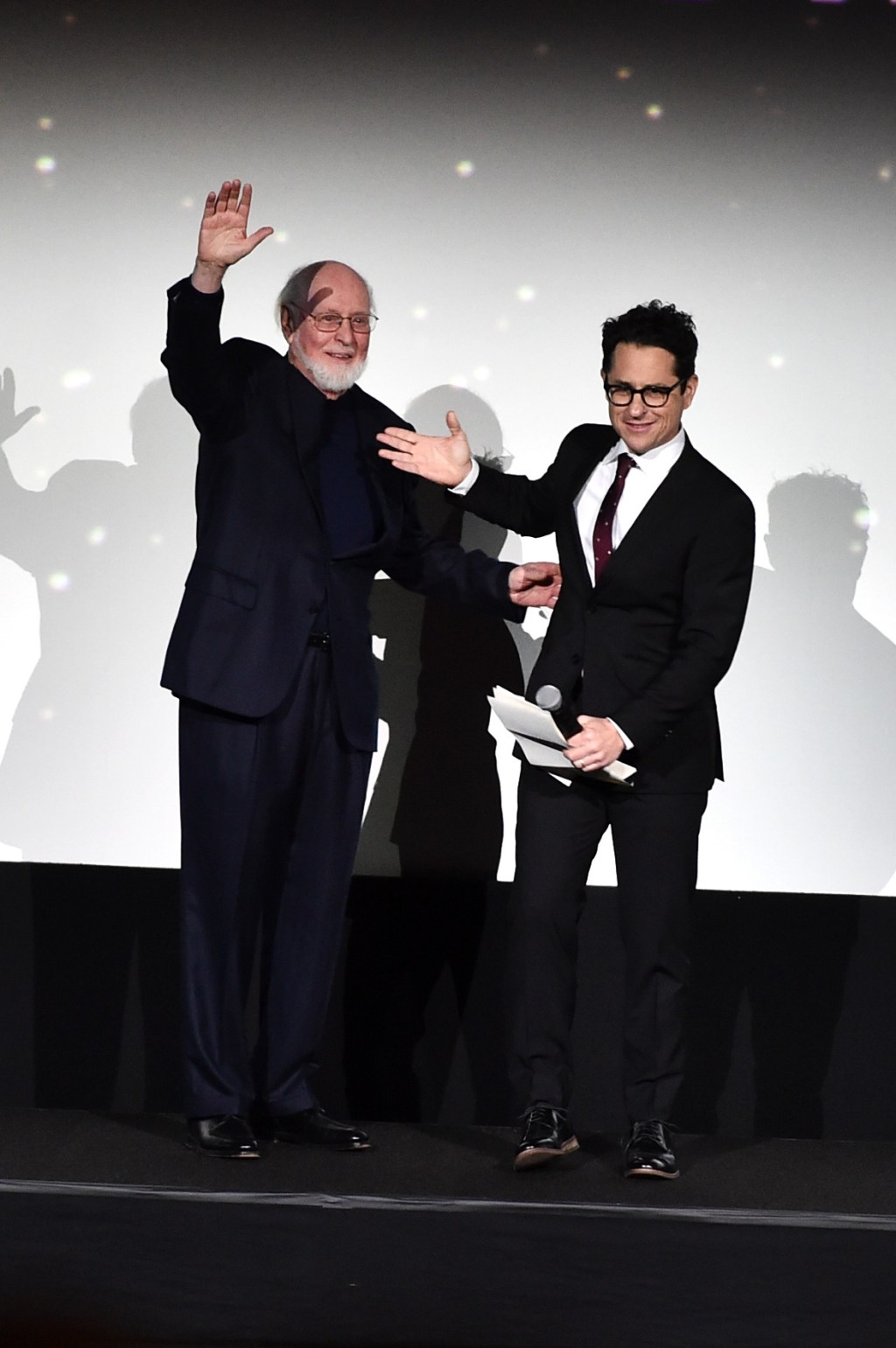 El director J.J. Abrams (der.) presentó al compositor John Williams (izq.).