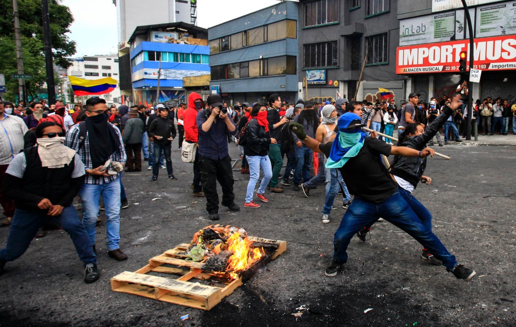La policía de Ecuador se enfrento y disolvió una concentración en protesta por las enmiendas aprobadas.