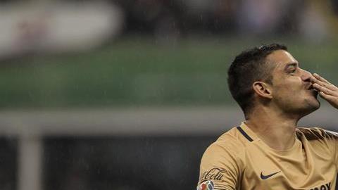 Gerardo Alcoba y el festejo del segundo de la noche.
