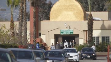 Musulmanos salen de la mezquita Dar Al Uloom Al Islamiyah en San Bernardino, California, donde asistia el atacante del Inland Regional Center, Syed Farook. /EFE
