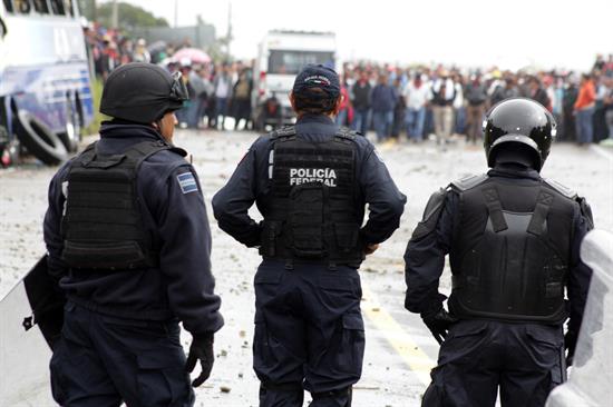 Enfrentamiento entre profesores y policías.