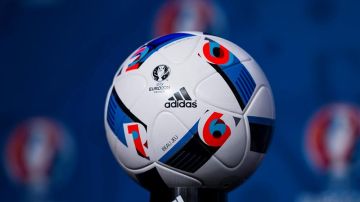 Imagen del balón oficial de la Eurocopa que albergará Francia el año próximo, un esférico bautizado como "Beau Jeu" (Juego bonito) que se utilizará en la fase de grupos pero no en las rondas finales.