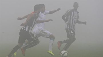 El partido entre el Nacional y el FC Porto, envuelto en niebla.