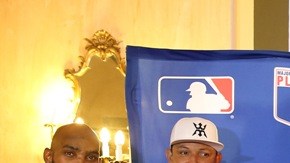 Un grupo de jugadores posan junto al director ejecutivo de la MLB , Tony Clark (3d) y junto a el consultor especial de la asociación de jugadores Dave Winfield.