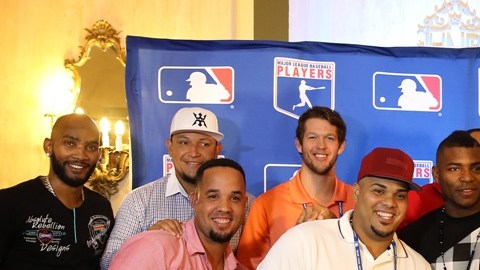 Un grupo de jugadores posan junto al director ejecutivo de la MLB , Tony Clark (3d) y junto a el consultor especial de la asociación de jugadores Dave Winfield.