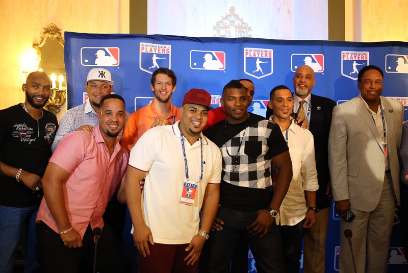 Un grupo de jugadores posan junto al director ejecutivo de la MLB , Tony Clark (3d) y junto a el consultor especial de la asociación de jugadores Dave Winfield.