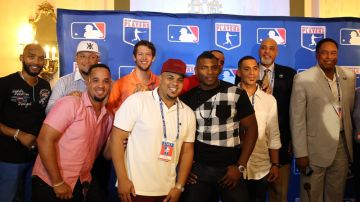 Un grupo de jugadores posan junto al director ejecutivo de la MLB , Tony Clark (3d) y junto a el consultor especial de la asociación de jugadores Dave Winfield.