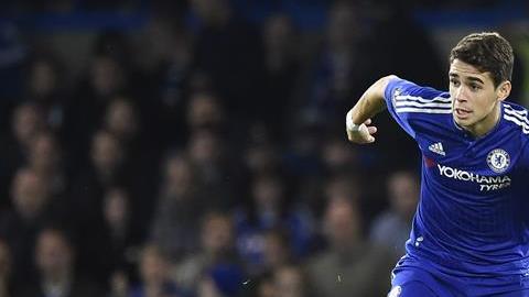 Oscar marcó el tercero para el Chelsea desde el manchón penal.