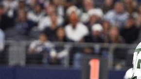 Bilal Powell corre el balón a zona de anotación en la victoria de los Jets 19-16 sobre los Cowboys.