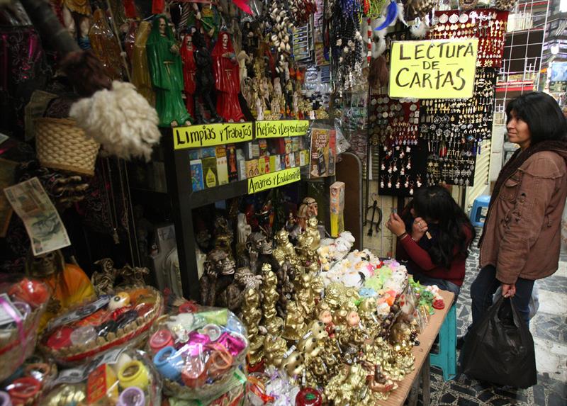 Un puesto de venta de amuletos en el mercado de Sonora en Ciudad de México.