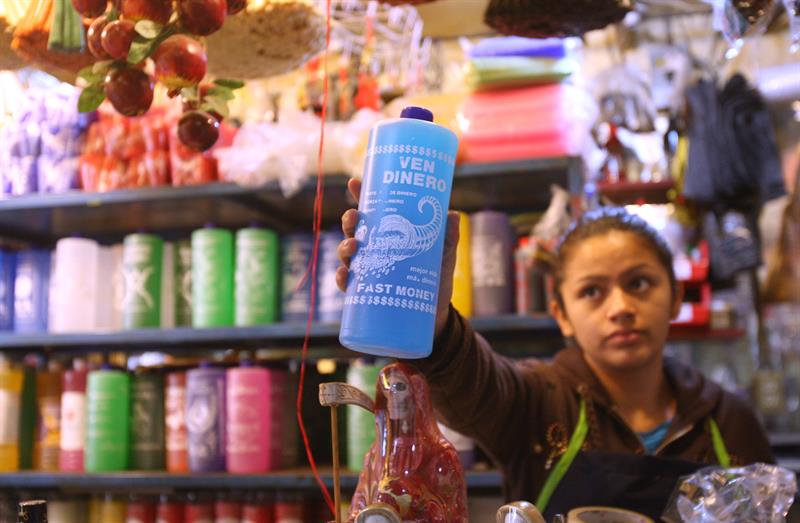 Los amuletos y las veladoras son de los productos más vendidos en fin de año en el Mercado de Sonora. 