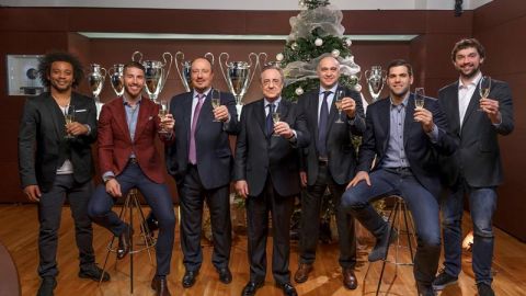 Los capitanes merengues de fútbol y básquetbol, Florentino Pérez, Rafa Benitez y Pablo Laso brindando por Navidad.