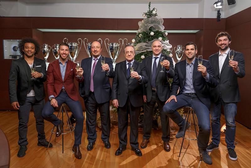 Los capitanes merengues de fútbol y básquetbol, Florentino Pérez, Rafa Benitez y Pablo Laso brindando por Navidad.
