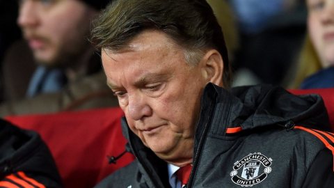 Van Gaal, con pie y medio fuera del ManU.