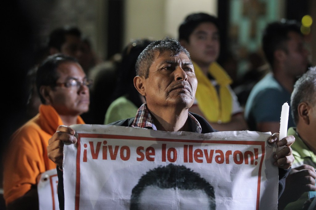 La marcha, organizada por padres de los jóvenes y varias organizaciones sociales, se planteó como una procesión, una caminata entre dos de los principales puntos religiosos de la ciudad, la Catedral Metropolitana y la basílica, y una misa. (EFE)