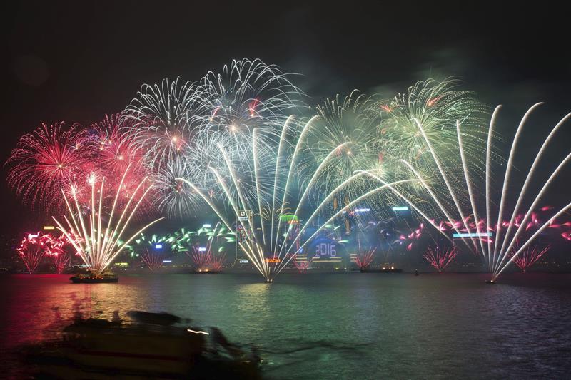 Espectáculo pirotécnico en la bahía Victoria de de Hong Kong, China, el 1 de enero de 2016.