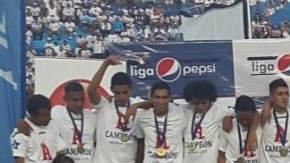 Jugadores del Alianza durante la ceremonia de premiación.