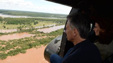 El presidente argentino, Mauricio Macri durante un sobrevuelo por las zonas afectadas por las inundaciones
