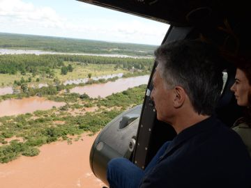 El presidente argentino, Mauricio Macri durante un sobrevuelo por las zonas afectadas por las inundaciones