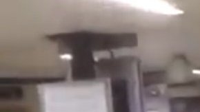 Una imagen tomada del video muestra al sospechoso (c) en la estación de Metro de Londres.