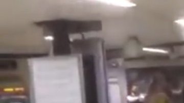 Una imagen tomada del video muestra al sospechoso (c) en la estación de Metro de Londres.