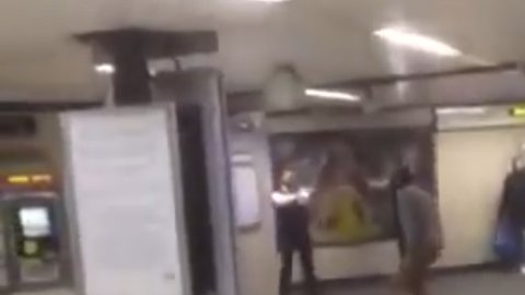 Una imagen tomada del video muestra al sospechoso (c) en la estación de Metro de Londres.