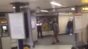 Una imagen tomada del video muestra al sospechoso (c) en la estación de Metro de Londres.