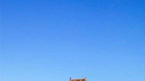 El mural del halcón tijereta contiene otras 12 especies de aves amenazadas. La torre de la iglesia a la derecha del mural es la ubicación del lugar de descanso final de John James Audubon.